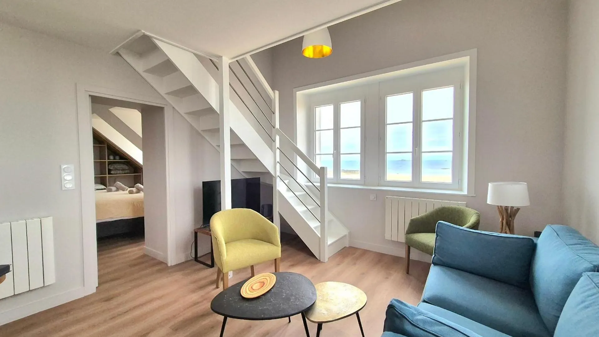 アパート サン・マロBright Duplex With Magnificent Sea Viewsアパートメント